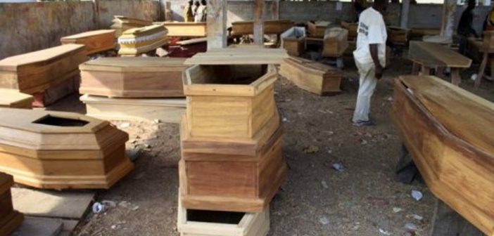 Un vendeur de cercueils prie Dieu pour son business