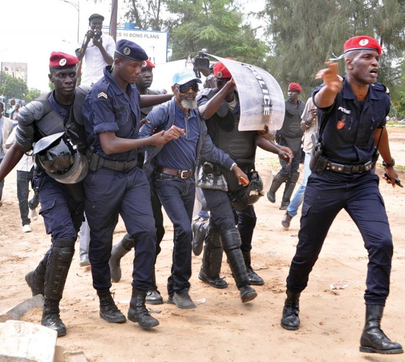 Papa Samba Mboup du PDS arrêté par les forces de l'ordre lors d'une marche interdite par le Préfet de Dakar (Photos archives).