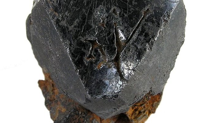 L'ilménite est une espèce minérale formée d'oxyde minéral de fer et de titane.
