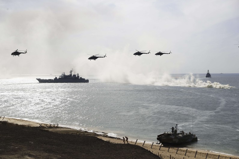 Des bateaux et des avions militaires russes en Crimée