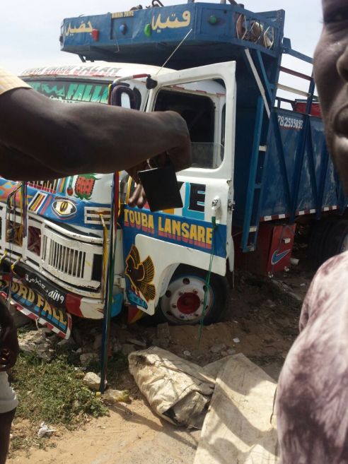 Un taximan écrasé par un camion à Yoff