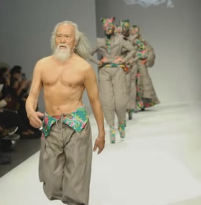 Deshun Wang. À 80 ans, cet homme continue les défilés de mode. Impressionnant !