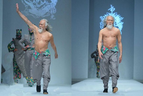 À 80 ans, Deshun Wang continue les défilés de mode