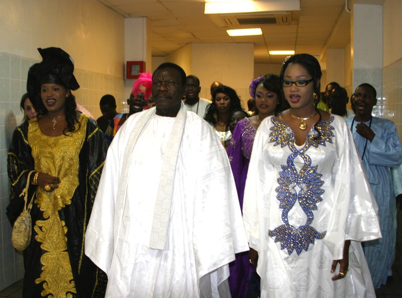 Cheikh Béthio Tioune avec ses femmes, Sokhna Bator Thioune et Adja Diallo.