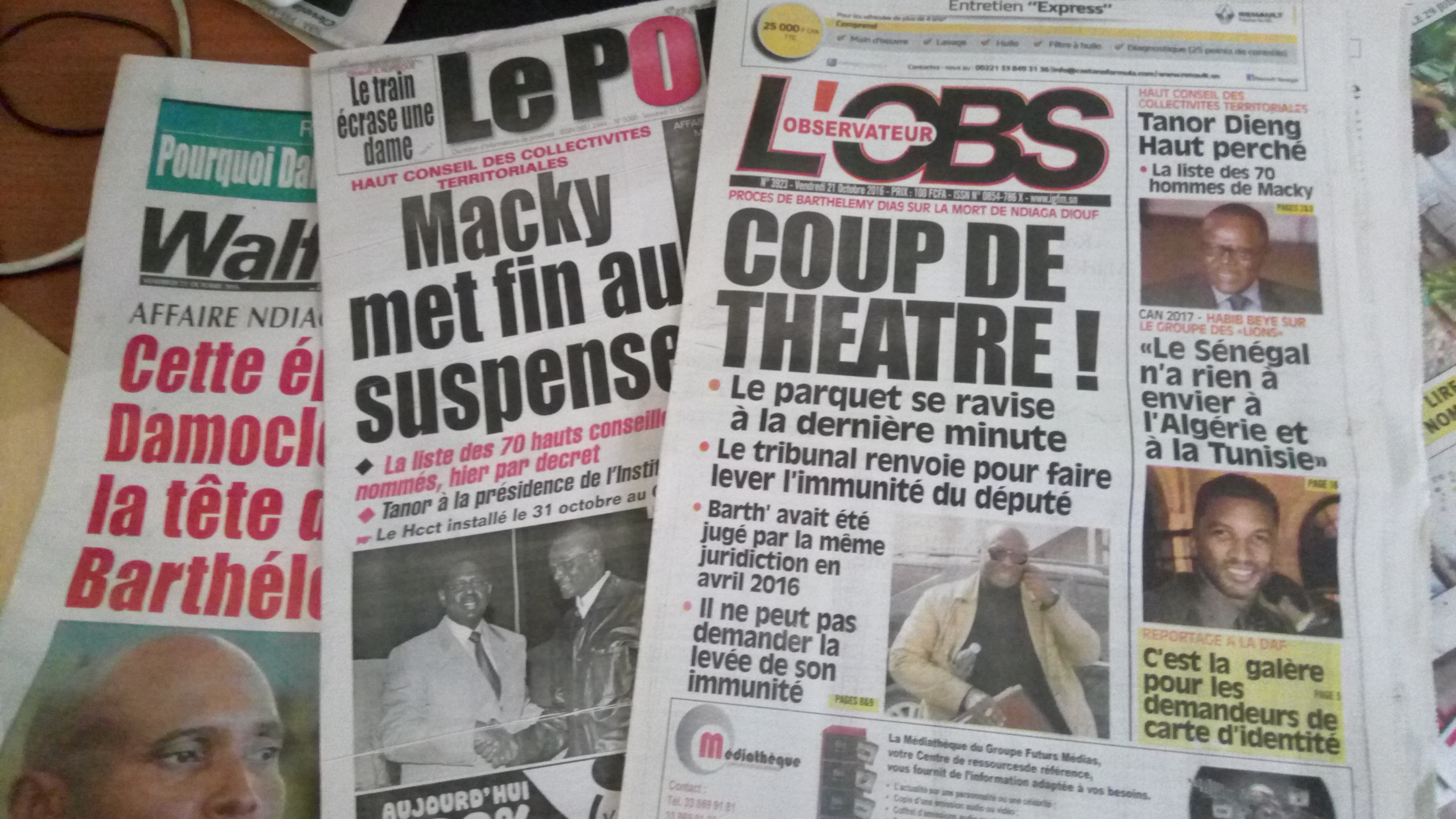 La une des journaux du vendredi 21 octobre 2016 : Le renvoi du procès Barthélémy Dias et la nomination de Tanor à la tête du HCCT à la de l’actualité