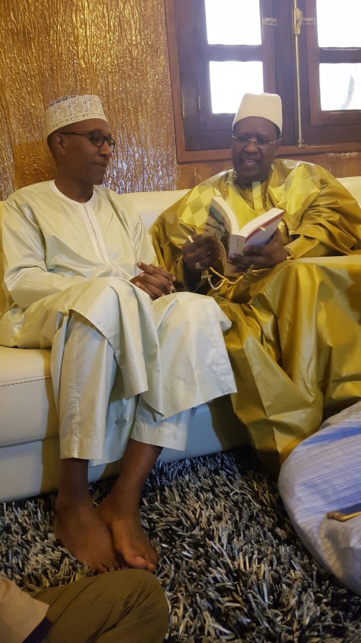 ​Abdoul Mbaye en visite chez la famille omarienne.
