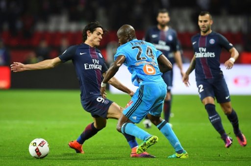 © AFP | L'attaquant du PSG Edinson Cavani face au défenseur de l'OM Rod Fanni, le 22 octobre 2016 au Parc des Princes.
