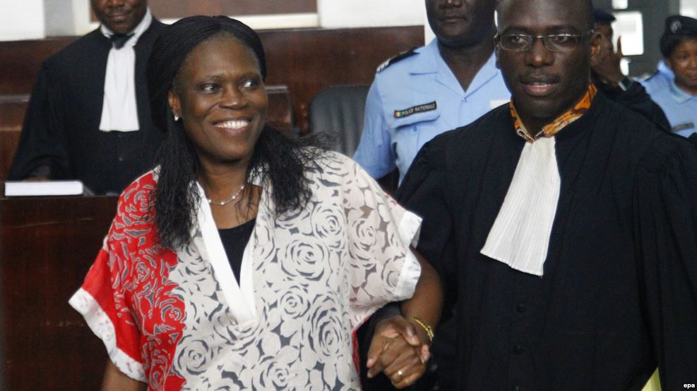 L’ancienne première dame de la Côte-d'Ivoire, Simone Gbagbo, à gauche, est accompagnée de son avocat, au premier jour de son procès à la Cour Abidjan Justice, Côte-d'Ivoire, 31 mai 2016. epa / LEGNAN KOULA