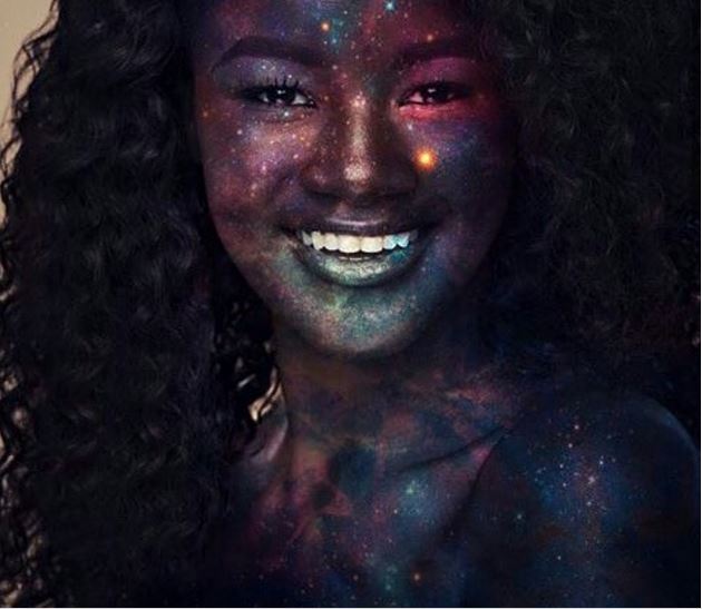 Khoudia Diop, une Sénégalaise de 19 ans moquée durant son enfance à cause de sa couleur de peau, est devenue mannequin.