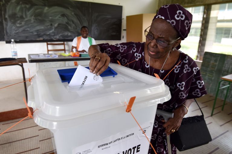 La Côte d’Ivoire adopte une nouvelle Constitution par référendum
