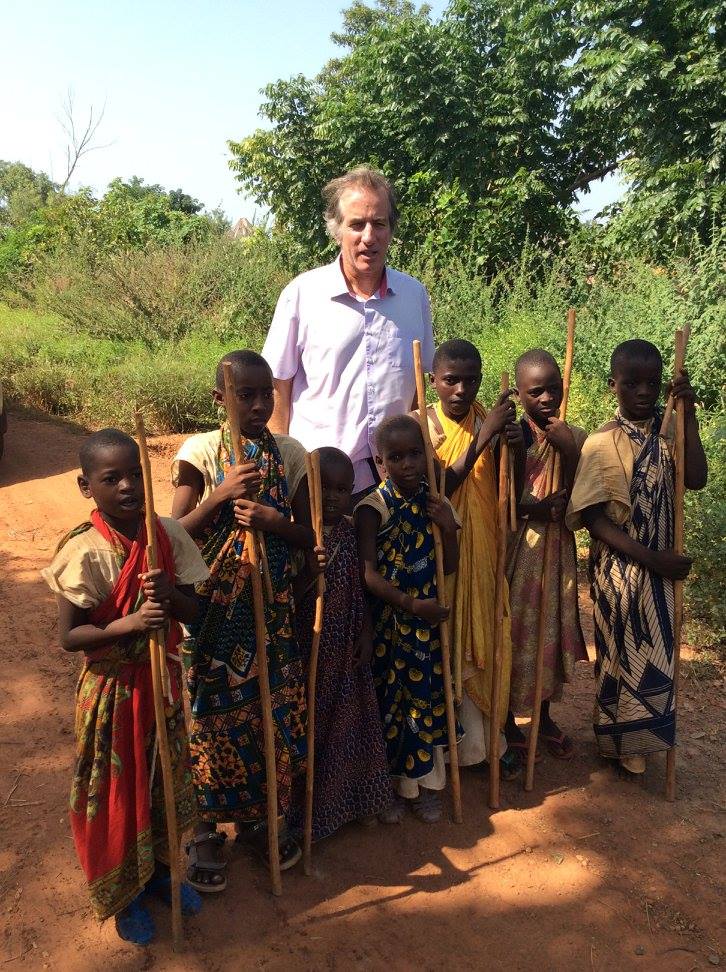 L'Ambassadeur en compagnie des enfants Bédiks à Bandafassi.
