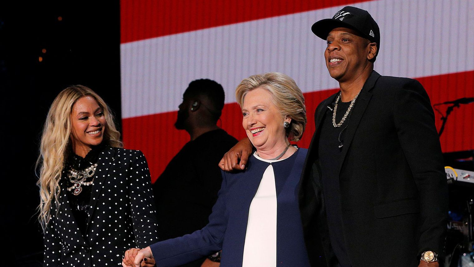 Beyoncé et Jay Z qui ont donné le coup d'envoi du week-end, dans un grand concert avec d'autres rappeurs à Cleveland, bastion démocrate de l'Ohio.
