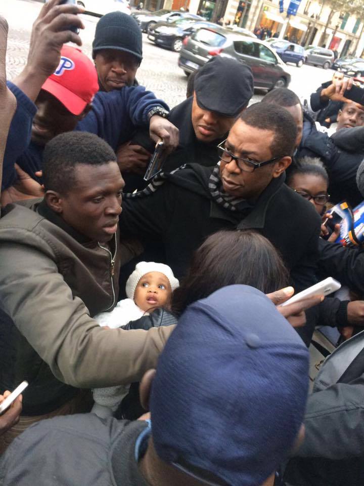 Direct : Youssou Ndour envahi lors de la séance de dédicace de son nouvel album en France. Regardez