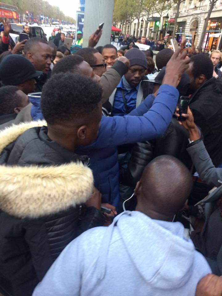 Direct : Youssou Ndour envahi lors de la séance de dédicace de son nouvel album en France. Regardez