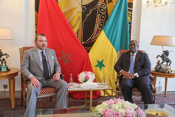Le président Macky Sall à droite, et le roi du Maroc Mohammed VI à gauche