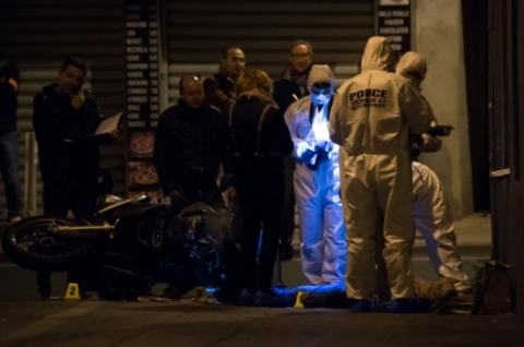 Des enquêteurs sur les lieux de la mort d'un homme de 29 ans tué par balle à Marseille, le 5 novembre 2016  Un homme de 29 ans tué par balle à Marseille 05 novembre 2016