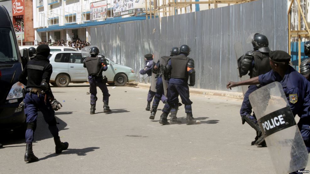 Des policiers pourchassent des partisans de l’opposant de Moïse Katumbi à Lubumbashi, Katanga, 13 mai 2016.