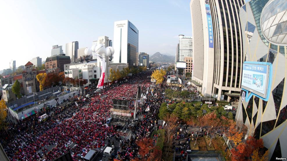 Des dizaines de milliers de Sud-coréens sont descendus samedi dans les rues de Séoul pour l'une des plus grandes manifestations antigouvernementales depuis des décennies, réclamant la démission de la présidente Park Geun-Hye à Séoul, Corée du Sud, 12 novembre 2016.