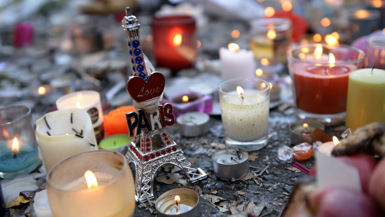 Paris: Un an aprés les attentats du 13 novembre, des lanternes et de l'émotion pour clôturer les commémorations