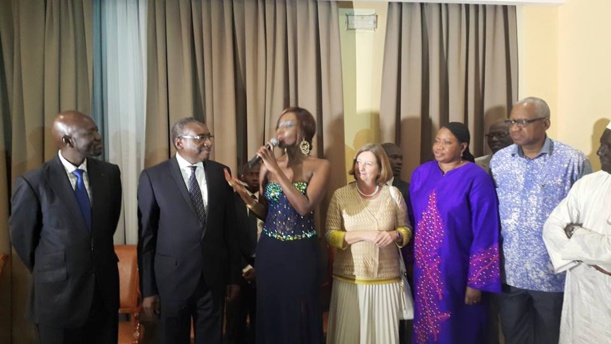 Showcase donné au profit du ministère de la Justice, Coumba Gawlo pose avec Fatou Bensouda et Sidiki Kaba.