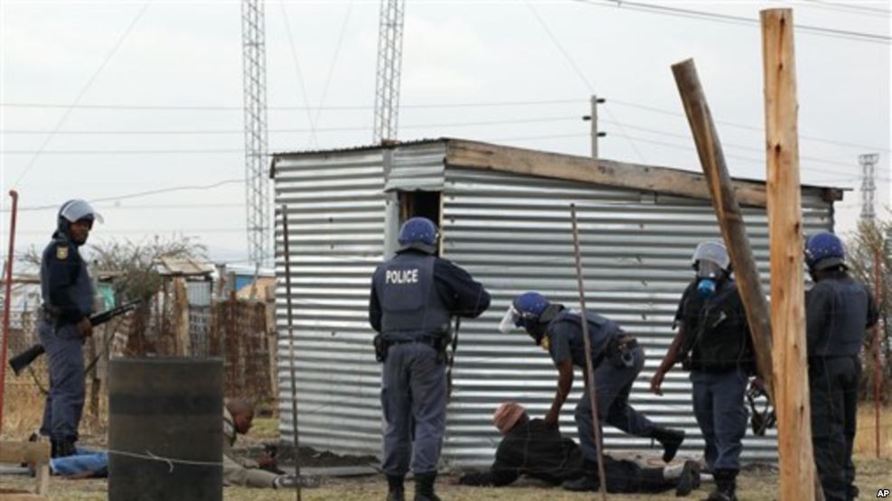 Des policiers patrouillent dans les environs de Rustenburg, Afrique du sud, le 15 septembre 2012.