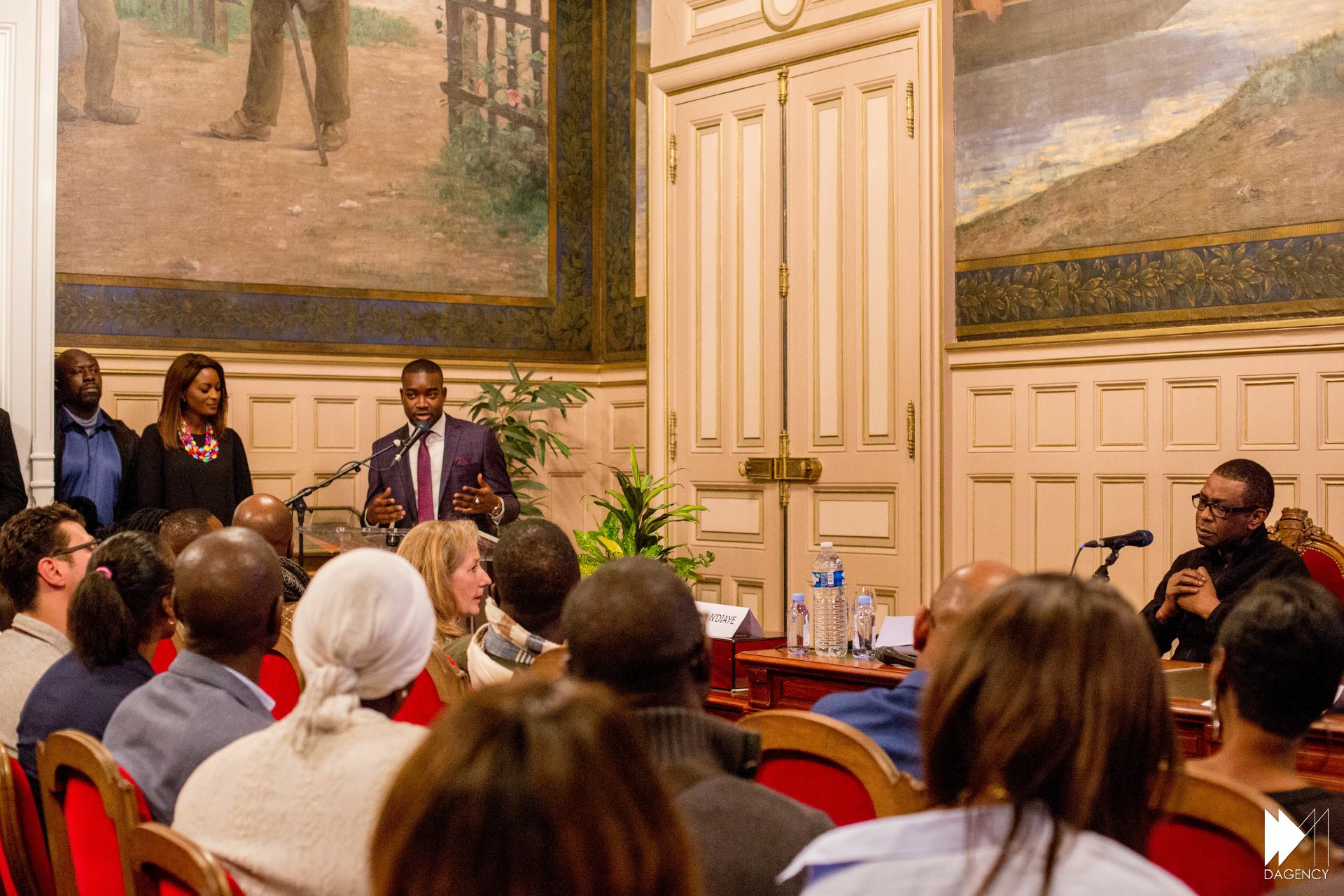 Youssou Ndour partage son expérience d'entrepreneur en Afrique lors du Give1talk organisé à la mairie du VX de Paris (images)