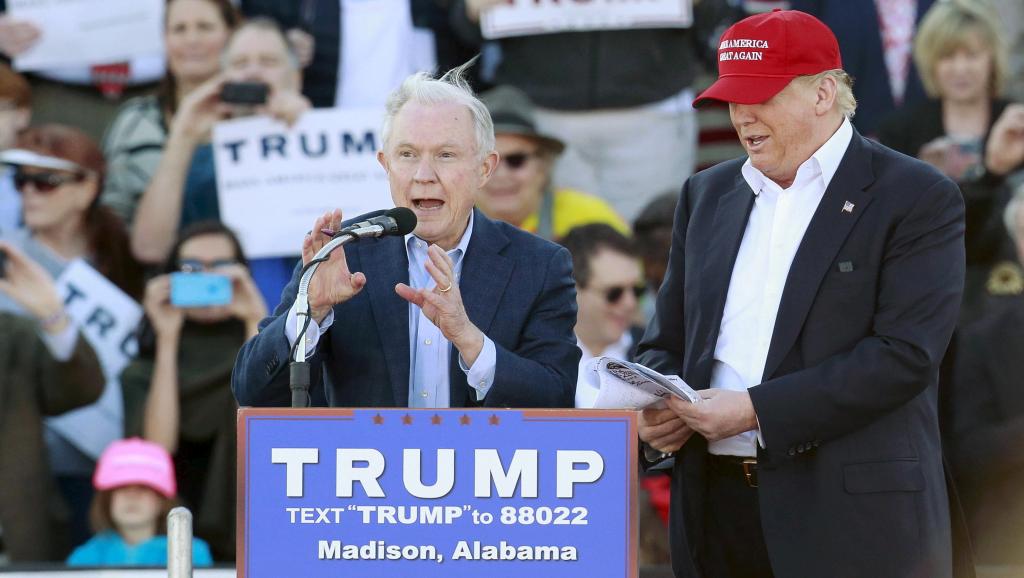 Le sénateur conservateur et futur ministre de la Justice, Jeff Sessions, lors d'un meeting avec le candidat Donald Trump, le 28 février 2016. REUTERS/Marvin Gentry/File Photo.