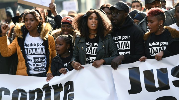 © Christophe Archambault, AFP | Le 5 novembre 2016, une marche a eu lieu emmenée par Assa Traoré (au millieu) pour réclamer la justice après la mort de son frère Adama.