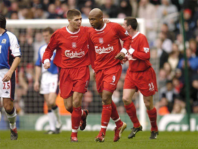 Steven Gerrard et EL Hadji Diouf, alors coéquipiers à Liverpool.