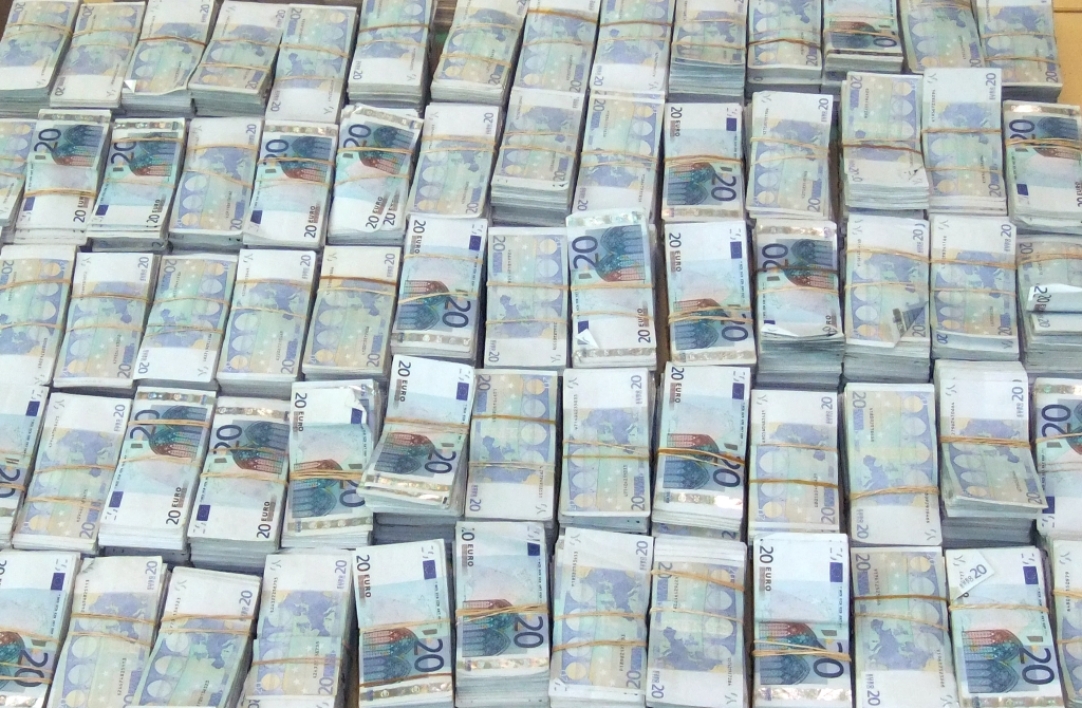 L’UE, pour contribuer à la lutte contre ce fléau, a consenti un financement d’environ 1 milliard 967 millions de francs CFA, soit 3 millions d’euros, en faveur du Groupe intergouvernemental d’action contre le blanchiment d’argent en Afrique de l’Ouest (GIABA) pour la mise en place du projet SAMWA.