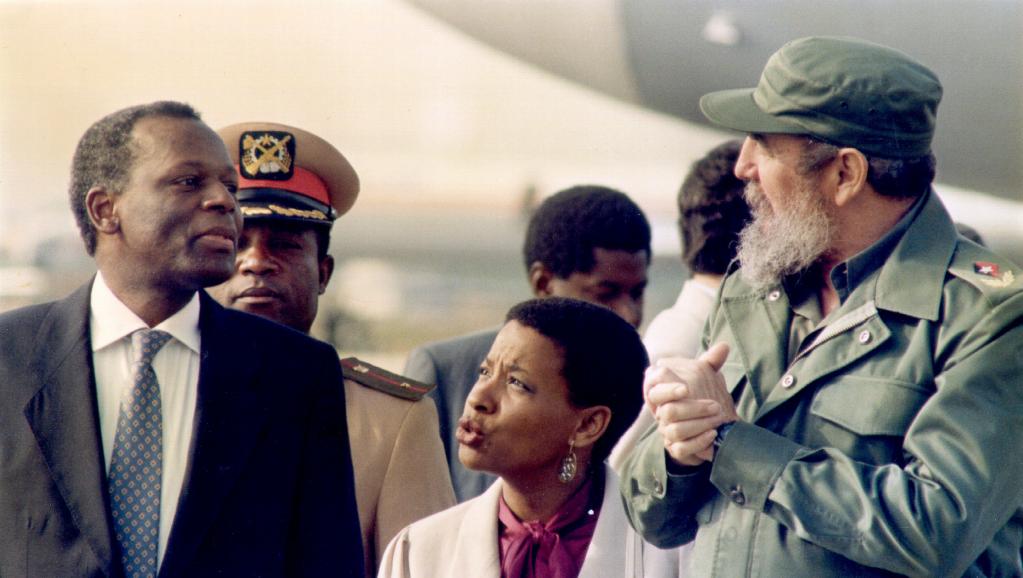 Le Cubain Fidel Castro et l'Angolais Jose Eduardo Dos Santos à La Havane, le 16 décembre 1988.