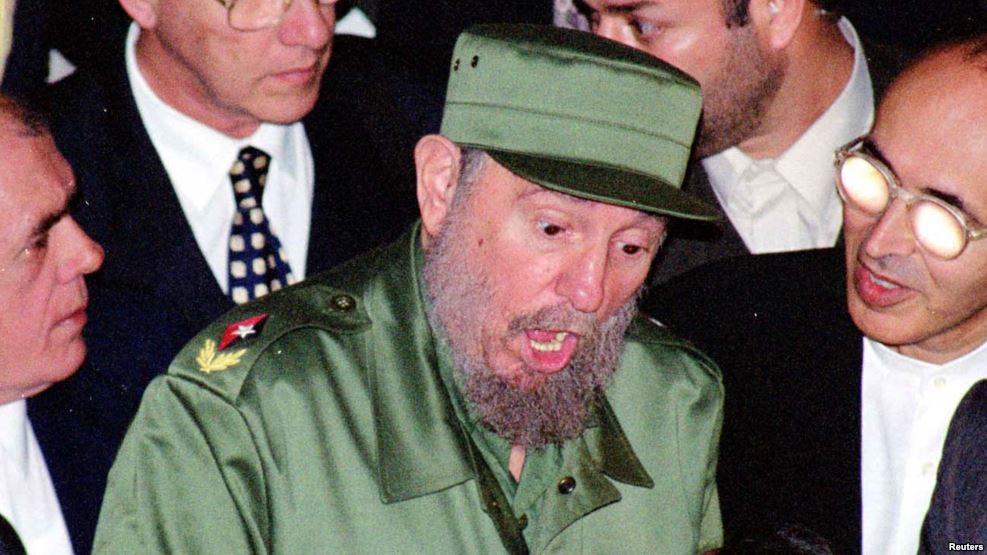 Le président Fidel Castro rencontre les officiels iraniens à l'aéroport de Téhéran pour son premier voyage dans le pays pour augmenter la coopération de ces deux pays qui souffrent de l'embargo imposé par les États-Unis, le 7 mai 2001.