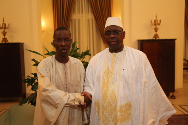 Kanel Emergent Mamadou Oumar Bocoum derriere le Président Macky Sall