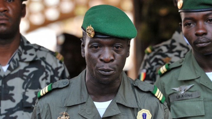 © Archives AFP | Le général Amadou Sanogo dans le camp militaire de Kati, le 2 avril 2012, peu après sa prise de pouvoir.
