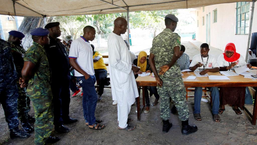 Des policiers et militaires font le queue pour voter lors de la présidentielle en Gambie, le 1er décembre 2016.