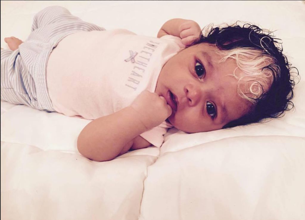 Incroyable ! Ce bébé est né avec une mèche blanche, comme sa mère et sa grand-mère [Photos]