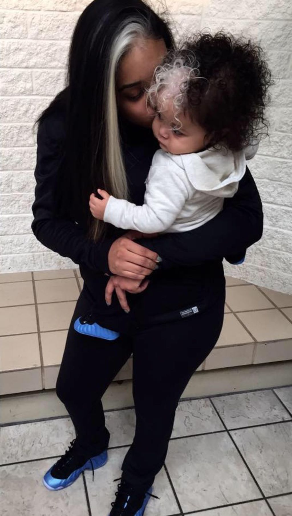 Incroyable ! Ce bébé est né avec une mèche blanche, comme sa mère et sa grand-mère [Photos]