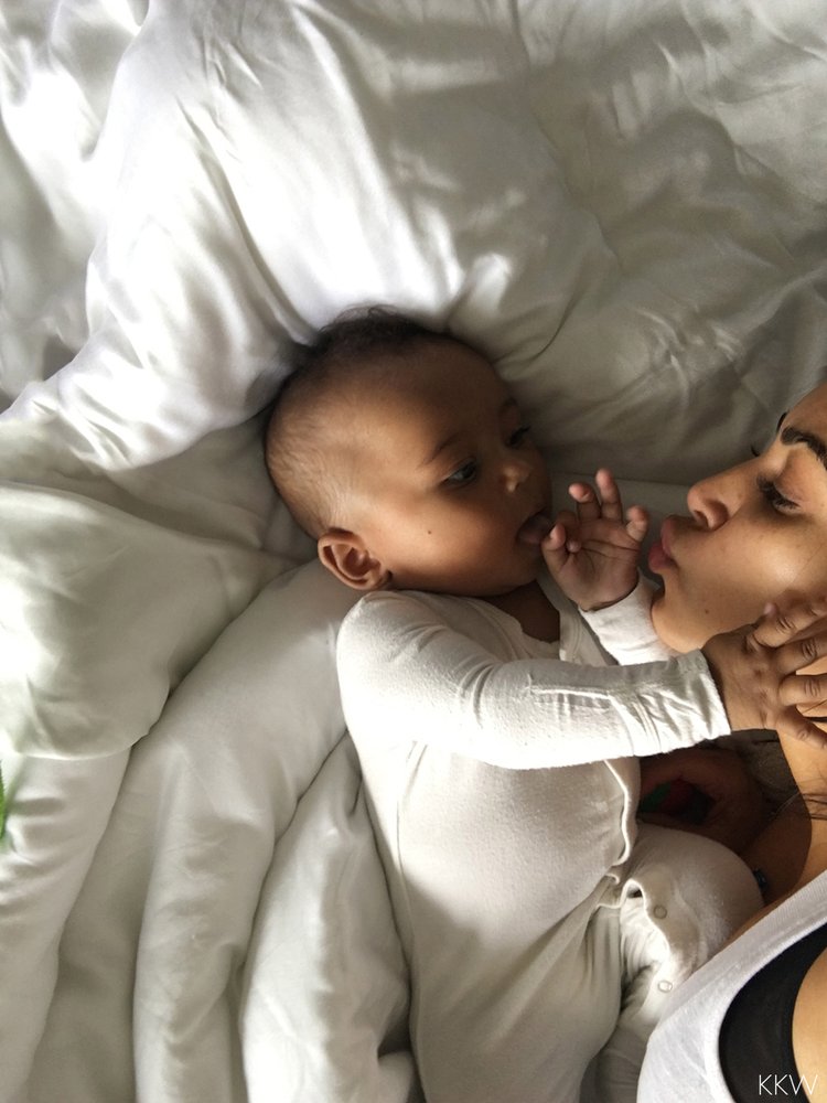 Kim Kardashian : son fils Saint West a un an, des images inédites dévoilées