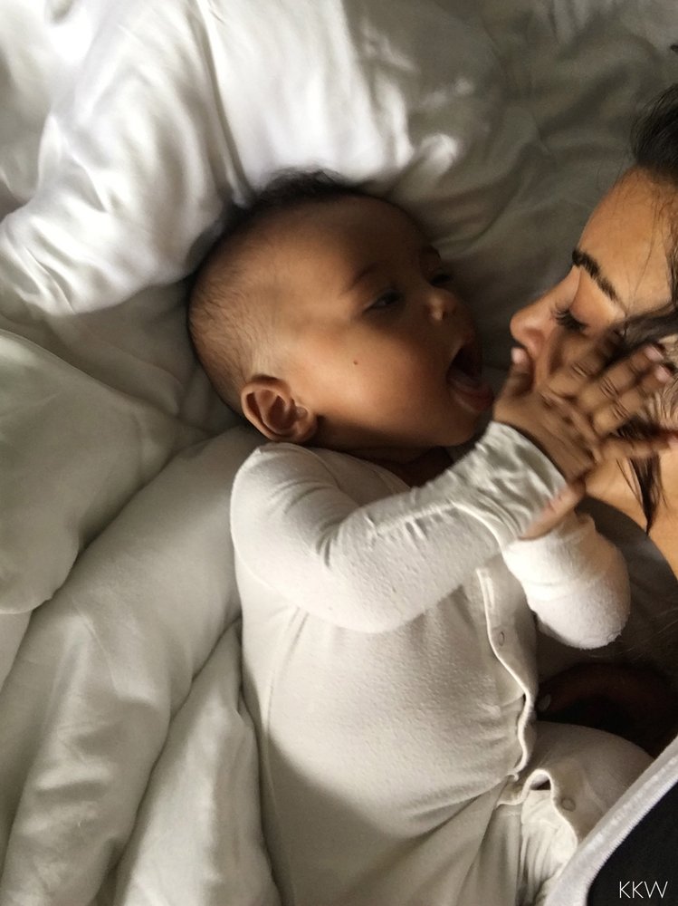 Kim Kardashian : son fils Saint West a un an, des images inédites dévoilées