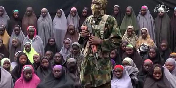 Capture réalisée le 14 août 2016 d'une vidéo diffusée sur Youtube et attribuée à Boko Haram montrant celles que le groupe islamiste affirme être les lycéennes kidnappées à Chibok au Nigeria en avril 2014. © AFP