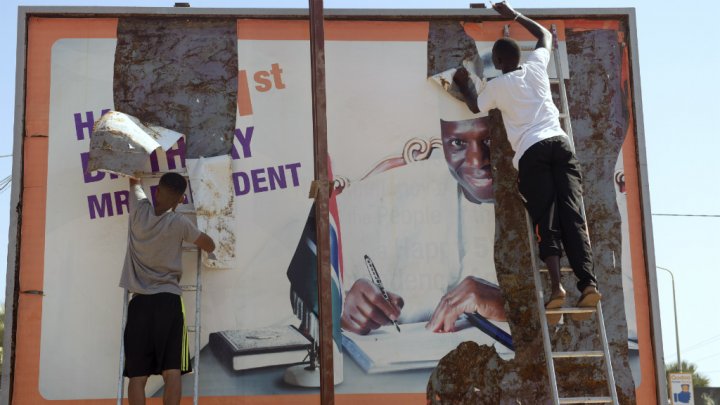 © Seyllou, AFP | Adama Barrow a remporté la présidentielle en devançant de 19 000 voix le président sortant Yahya Jammeh, le 1er décembre.