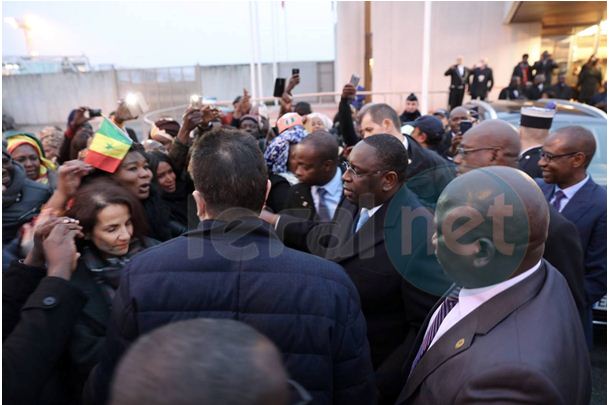 Photos : le Président Macky Sall et la Première dame à leur arrivée sur le sol français