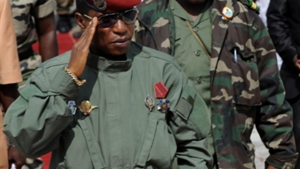 L'aide de camp de Moussa Dadis Camara (au premier plan), Aboubacar Sidiki Diakité dit «Toumba» (au second plan), ici le 7 octobre 2009, a été arrêté lundi 19 décembre 2016. © AFP/Seyllou