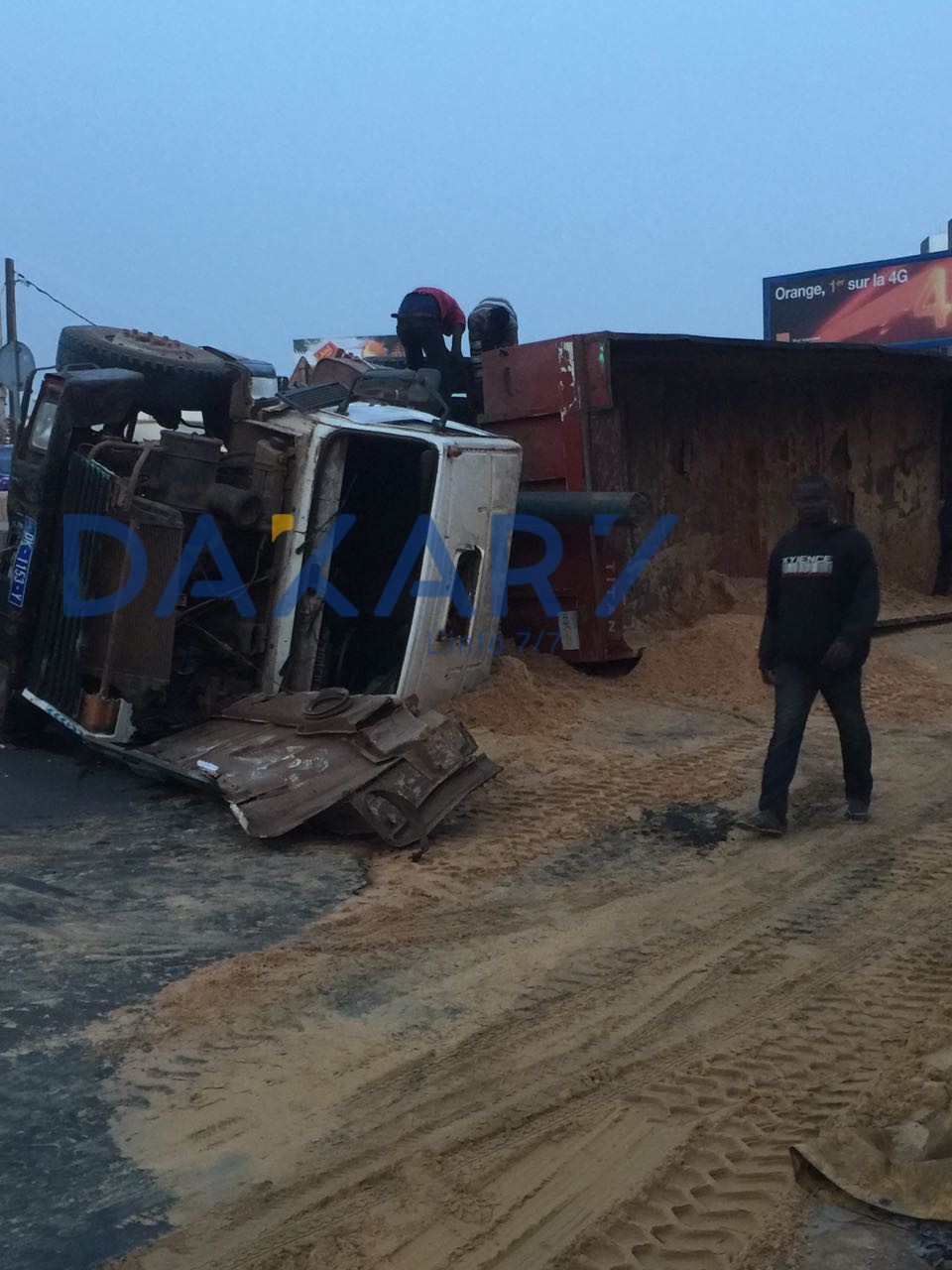 En images : Un camion s’est renversé en pleine circulation sur la route de l’aéroport