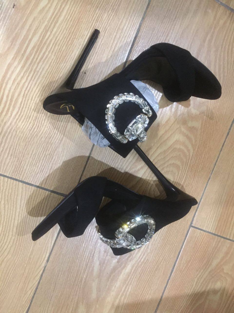 Louboutin, Zanotti, Alaïa   ... Pas cher ! Complexe Amira Dakar