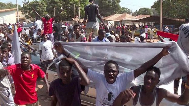 Des Gambiens arrêtés pour avoir porté et vendu des T-shirts à l'effigie de Barrow