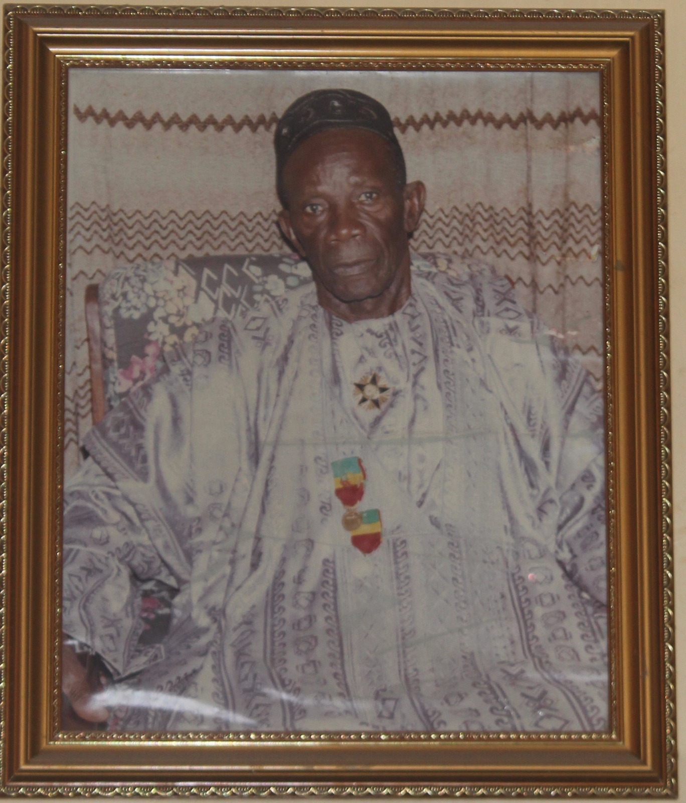 Elimane Ndour, le père de Youssou Ndour  avec ses décorations.