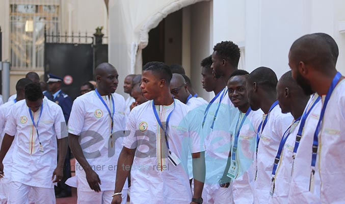 Photos: la remise traditionnelle du drapeau national aux « Lions » de la Téranga par le Président de la République S.E.M. Macky Sall