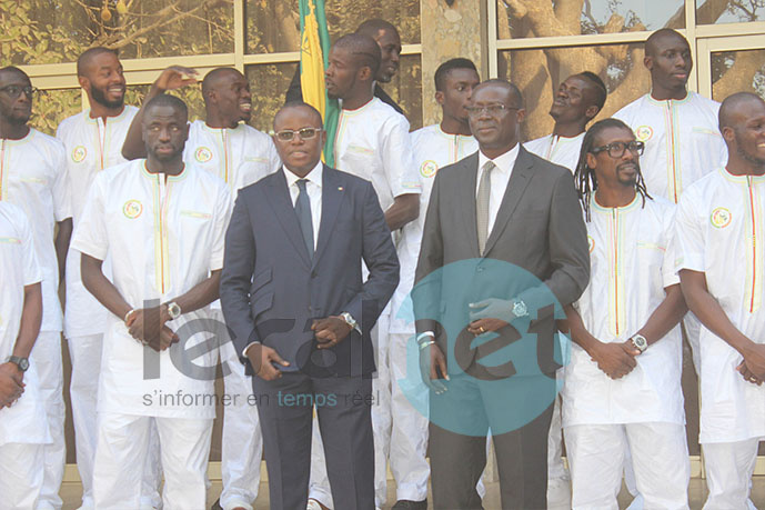 Photos: la remise traditionnelle du drapeau national aux « Lions » de la Téranga par le Président de la République S.E.M. Macky Sall