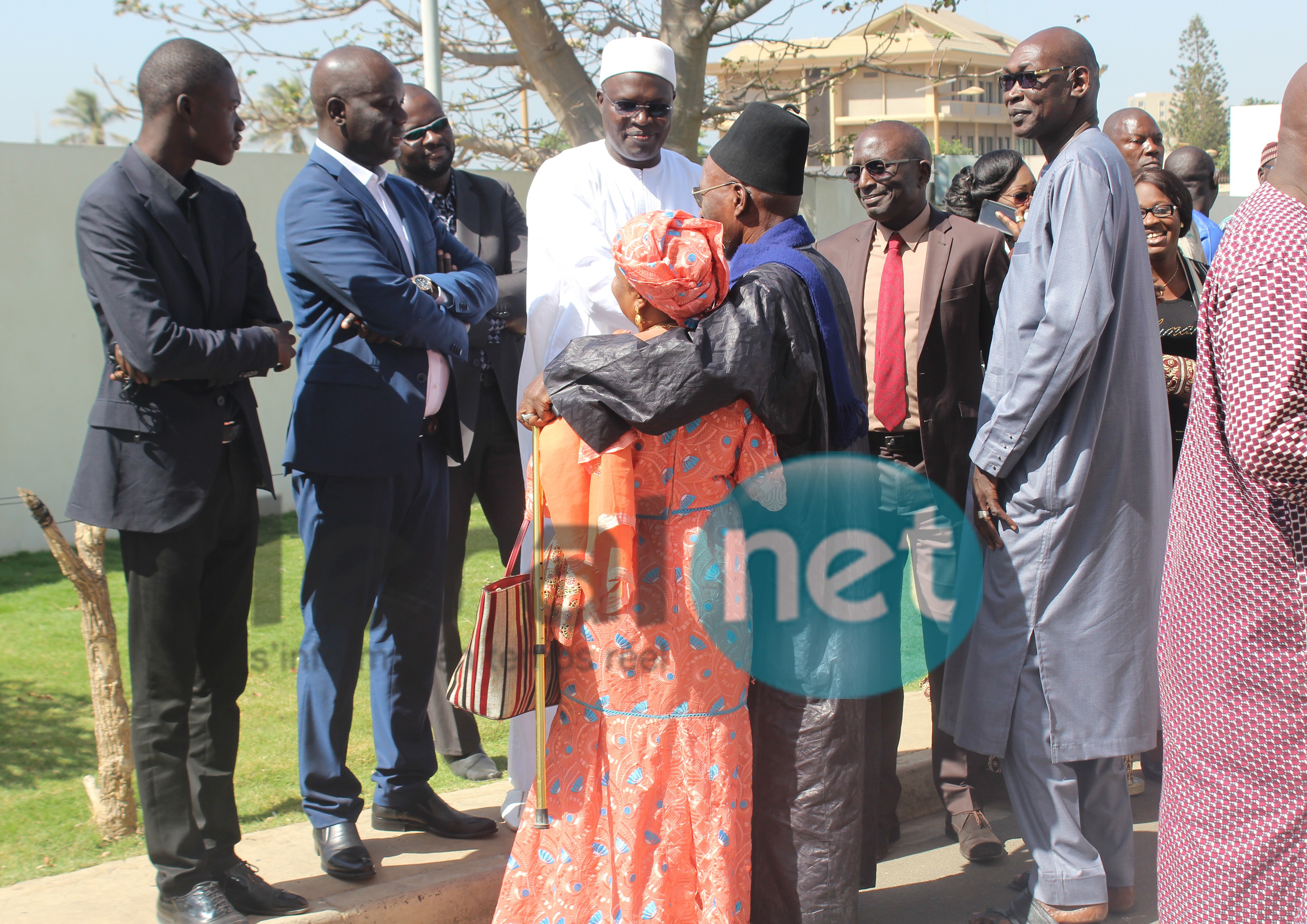 Image: retour de parquet pour Bamba Fall au tribunal de Dakar, ses camarades politiques à son chevet